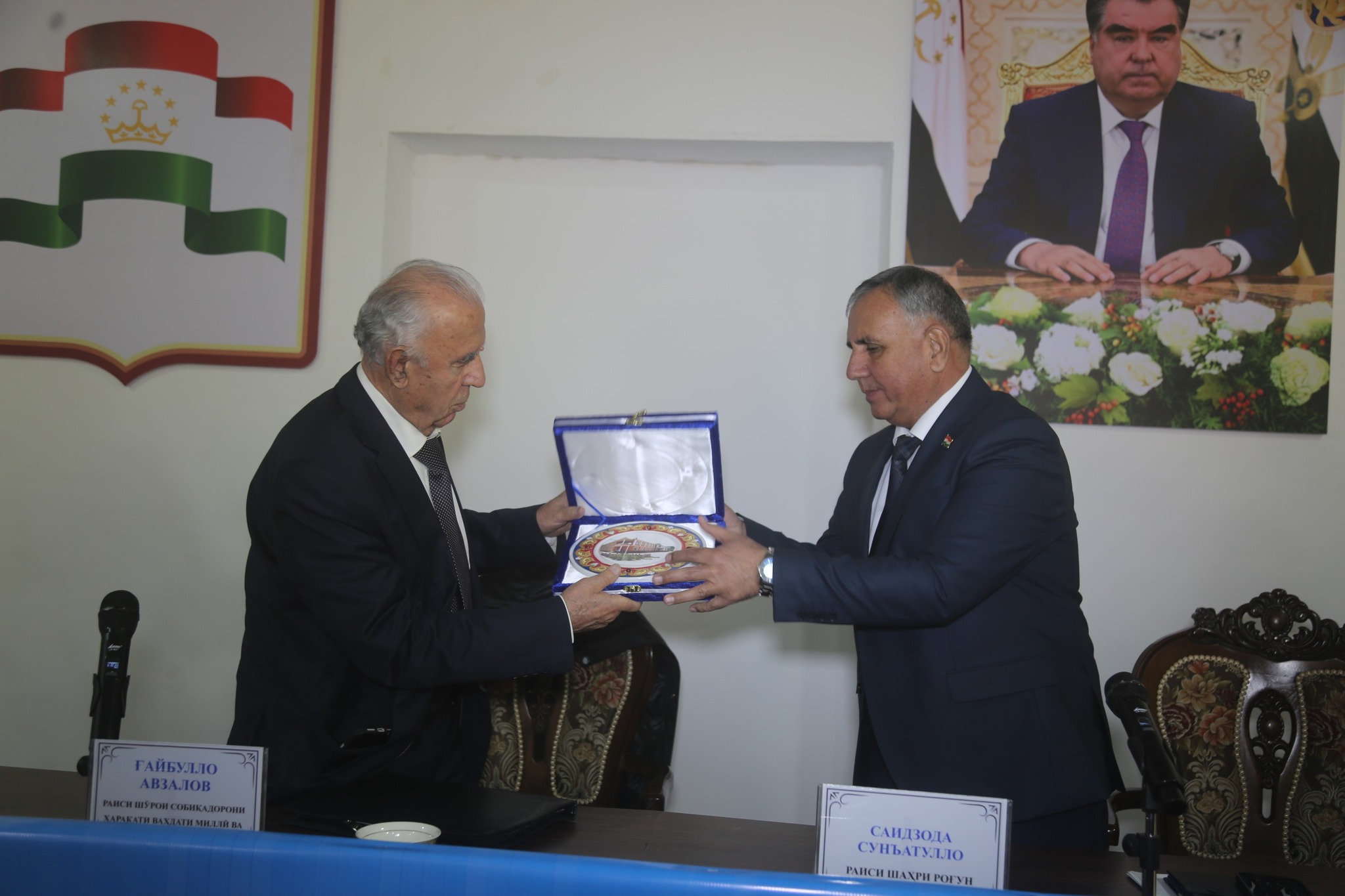 ВОХӮРИ БО САРБОЗОНУ АФСАРОНИ ҚИСМИ НИЗОМИИ 051058-и ГВАРДИЯИ МИЛЛӢ ТАҲТИ УНВОНИ “ХИЗМАТ БА ВАТАН-РИСОЛАТИ МУҚАДДАСИ ҶАВОНМАРДӢ ВА ПОЯИ ХУДОГОҲИЮ ХУДШИНОСИИ МИЛЛӢ” БАХШИДА  БА РУЗИ АРТИШИ МИЛЛИИ ҶУМҲУРИИ ТОҶИКИСТОН