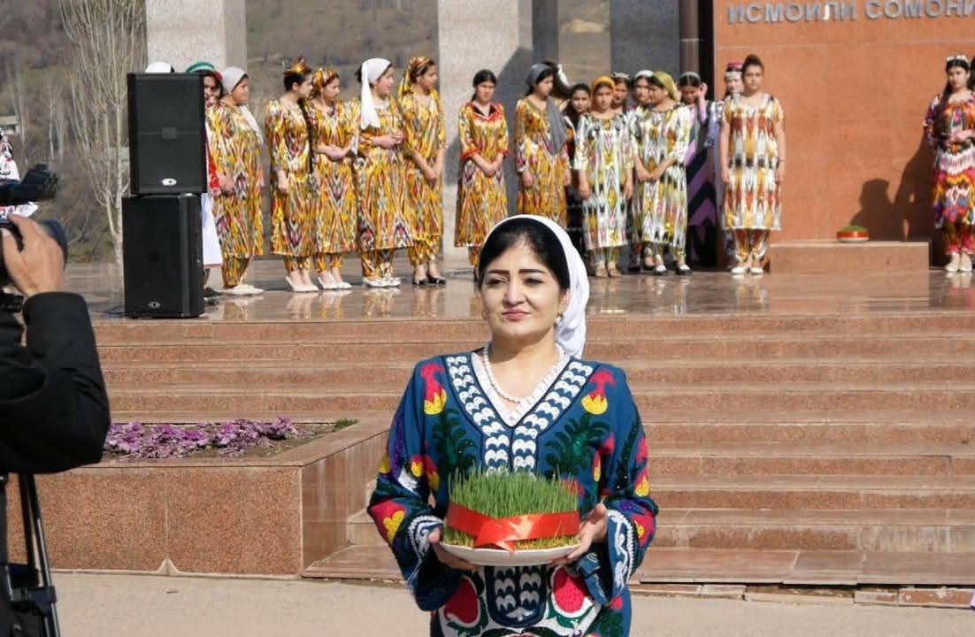 ДАР ШАҲРИ РОҒУН АКСИЯИ ФАРҲАНГӢ ТАҲТИ УНВОНИ “ТОҶИКОНА МЕПӮШЕМ” БАХШИДА БА ҶАШНИ БАЙНАЛМИЛАЛИИ НАВРӮЗ БАРГУЗОР КАРДА ШУД