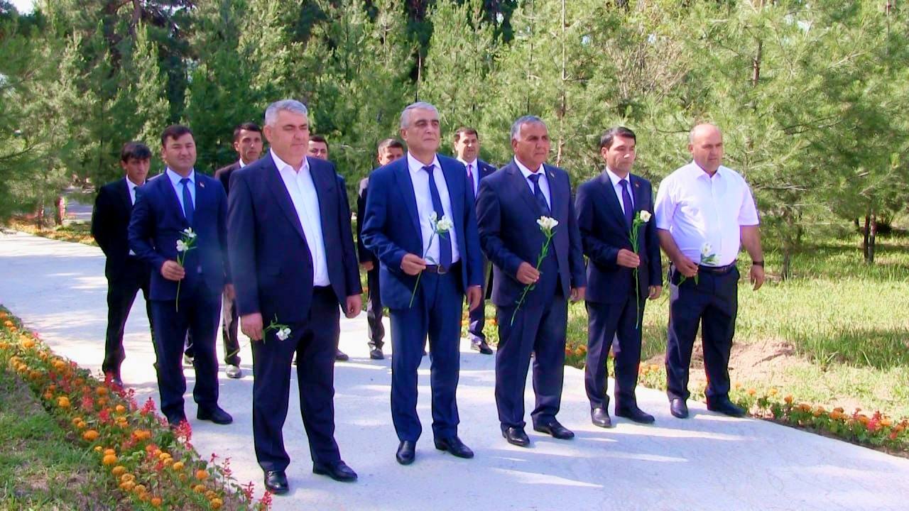 ЗИЁРАТИ ОРОМГОҲИ ШИРИНШОҲ ШОҲТЕМУР, НУСРАТУЛЛО МАХСУМ ВА  НИССОР МУҲАММАД